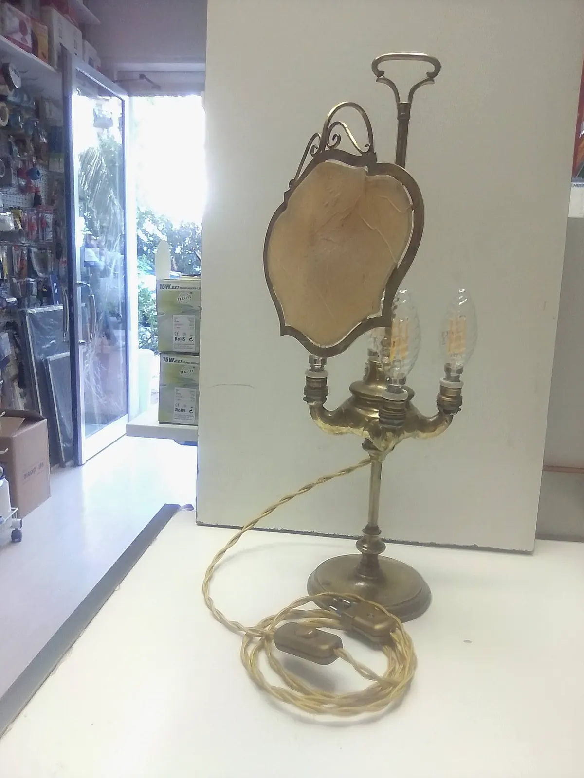 Lampada d’epoca in ottone con tre lampadine led a filamento e cavo in tessuto